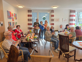 Spendenübergabe im Beisein von Daniel Reichenberger, Amalie Reichenberger und Leonie Böhnke