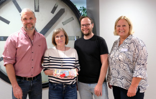Amalie und Daniel Reichenberger (SPD Ursensollen) bei der Spendenübergabe an die Palliativstation des Klinikums St. Marien Amberg