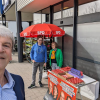 Michael Rischke, Daniel und Amalie Reichenberger verteilen rote Ostereier für die SPD